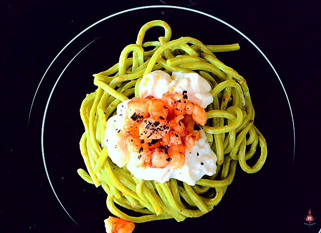 Spaghetti di alghe alla chitarra, burrata, gamberi rossi e basilico